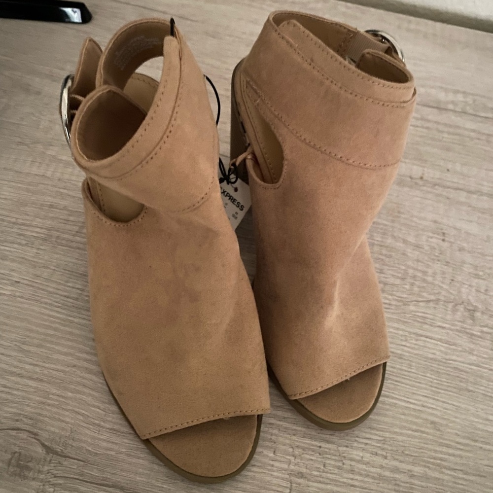 Express Female shoes- Brand New!